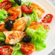 salada com frango em um prato e um garfo ao lado 110x110 - Alimentos para pessoas com colesterol alto